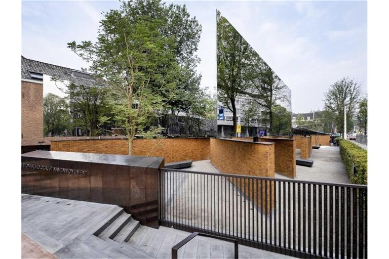 Das National Holocaust Memorial of Names an der Weesperstraat vom US-Architekten Daniel Libeskind. Foto: Ramon Van Flymen/ANP/dpa