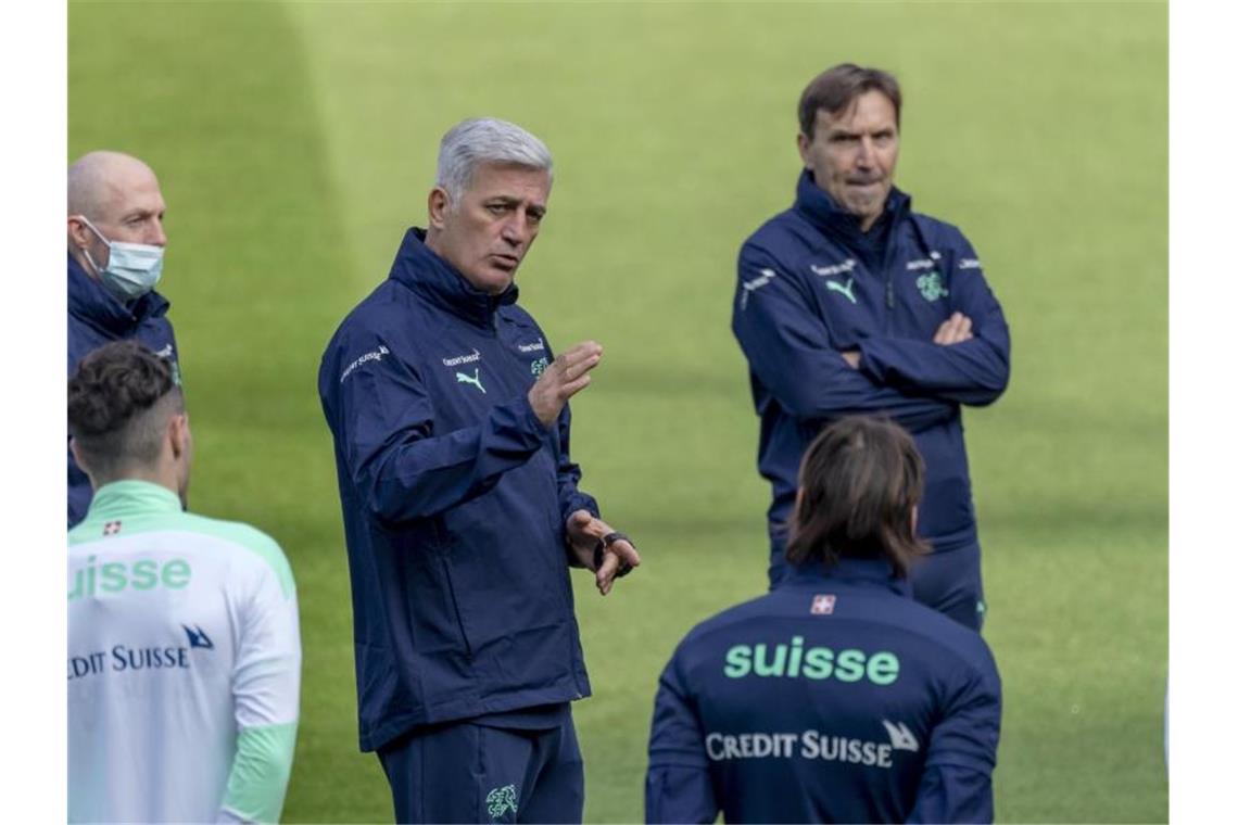 Absage Schweiz vs. Ukraine Fall für UEFA-Kontrollkommission Das Nations-League-Spiel der Schweiz gegen die Ukraine ist abgesagt: Vladimir Petkovic (M), Trainer der Schweiz, spricht zu den Spielern. Foto: Georgios Kefalas/KEYSTONE/dpa