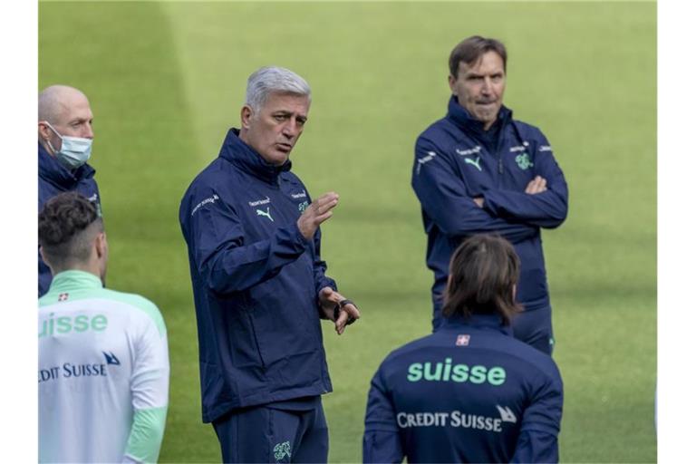 Das Nations-League-Spiel der Schweiz gegen die Ukraine ist abgesagt: Vladimir Petkovic (M), Trainer der Schweiz, spricht zu den Spielern. Foto: Georgios Kefalas/KEYSTONE/dpa