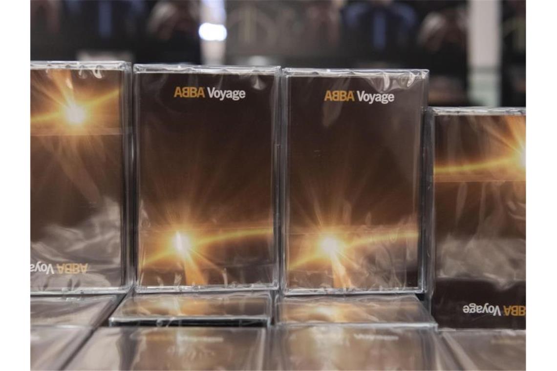 Das neue ABBA-Album steht nach dem Start des Mitternachtsverkaufes auch als Kassette im Kulturkaufhaus Dussmann. Foto: Paul Zinken/dpa