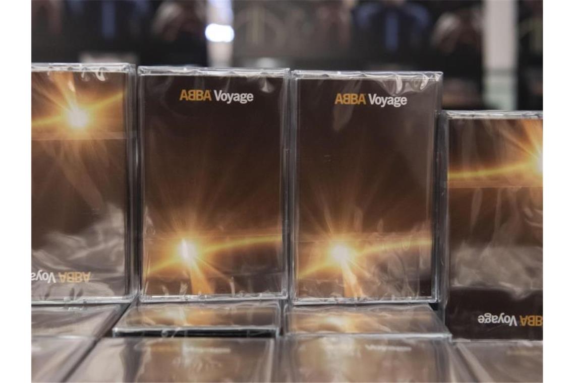 Abba sind mit erstem Studioalbum seit 40 Jahren zurück Das neue ABBA-Album steht nach dem Start des Mitternachtsverkaufes auch als Kassette im Kulturkaufhaus Dussmann. Foto: Paul Zinken/dpa