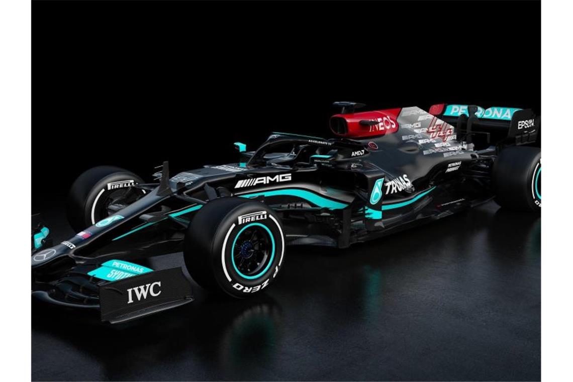 Hamilton im schwarzen Mercedes auf Titeljagd Das neue Auto von Weltmeister Lewis Hamilton und Teamkollege Valtteri Bottas: Der Mercedes-AMG F1 W12 E. Foto: -/MediaPortal Daimler AG/dpa