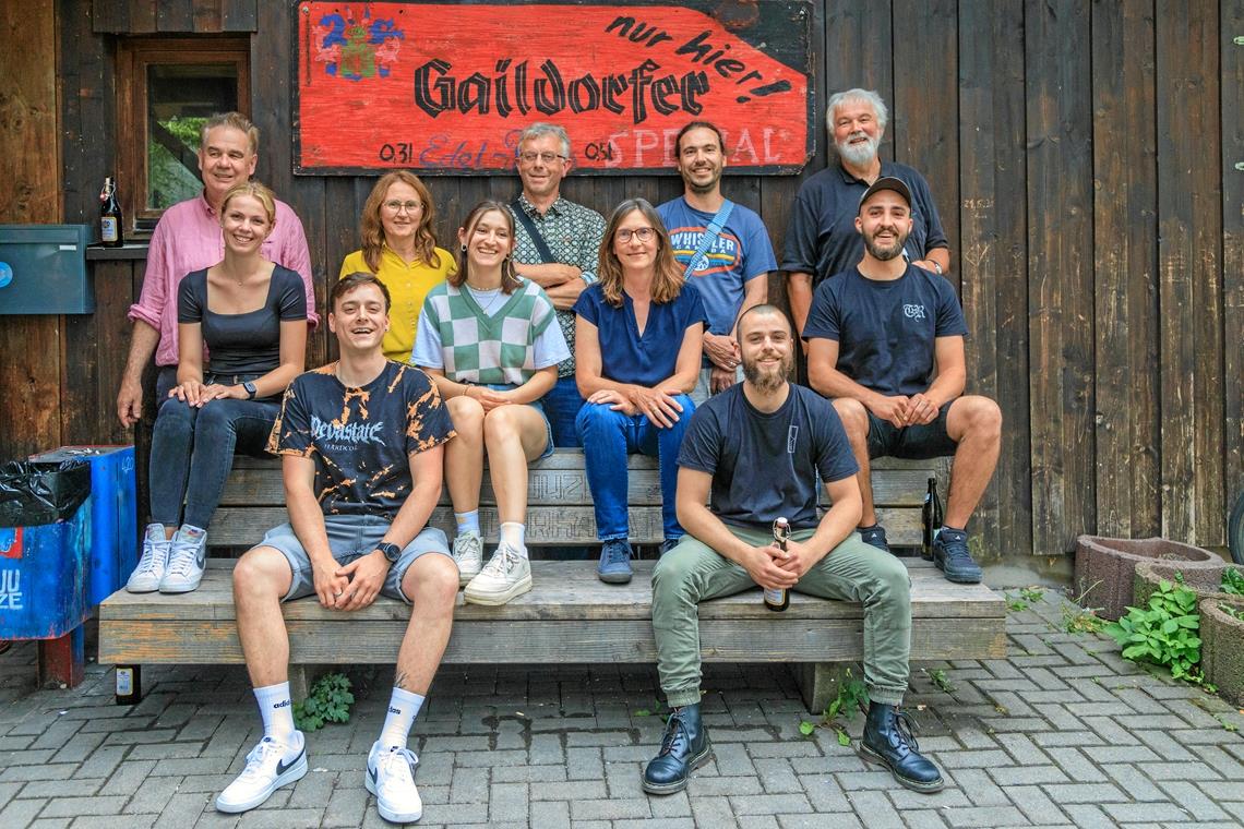 50 Jahre Murrhardter Jugendzentrum: „Konzerte, Kreativität und Kommunikation“ Das neue Buch übers Juze vorgestellt haben (oben von links): Rainer Hufnagel, Andrea Regner, Bernd Klenk, Jochen Schneider, Titus Simon, (Mitte von links) Mia Fischer, Leonie Satlukal, Birgit Fernbacher, Jan Sittart sowie (vorne von links) Timo Scheu (Vorsitzender Juze) und Gabriel Kugler. Foto: Stefan Bossow