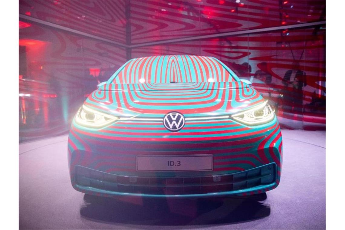 Das neue Elektroauto ID der Marke Volkswagen wird in einem Glaswürfel präsentiert. Foto: Kay Nietfeld/Archiv