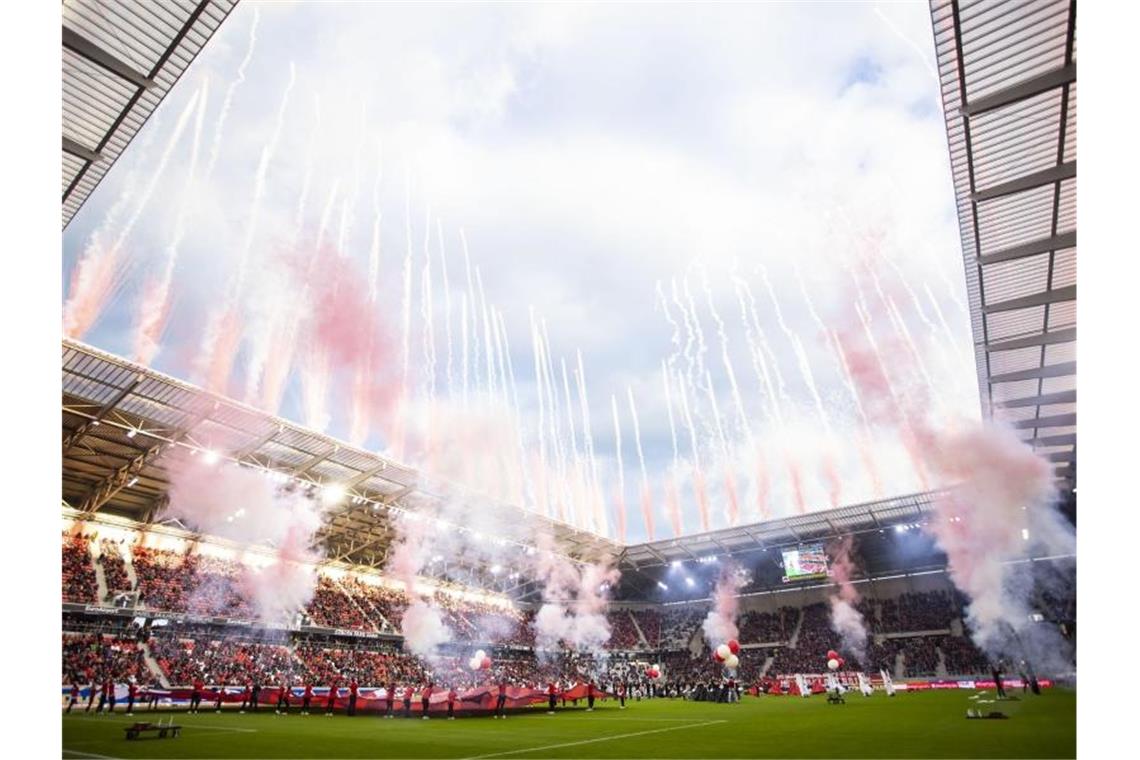 Das neue Europa-Park Stadion wird mit einer Show und Feuerwerk vor dem Spiel eröffnet. Foto: Tom Weller/dpa