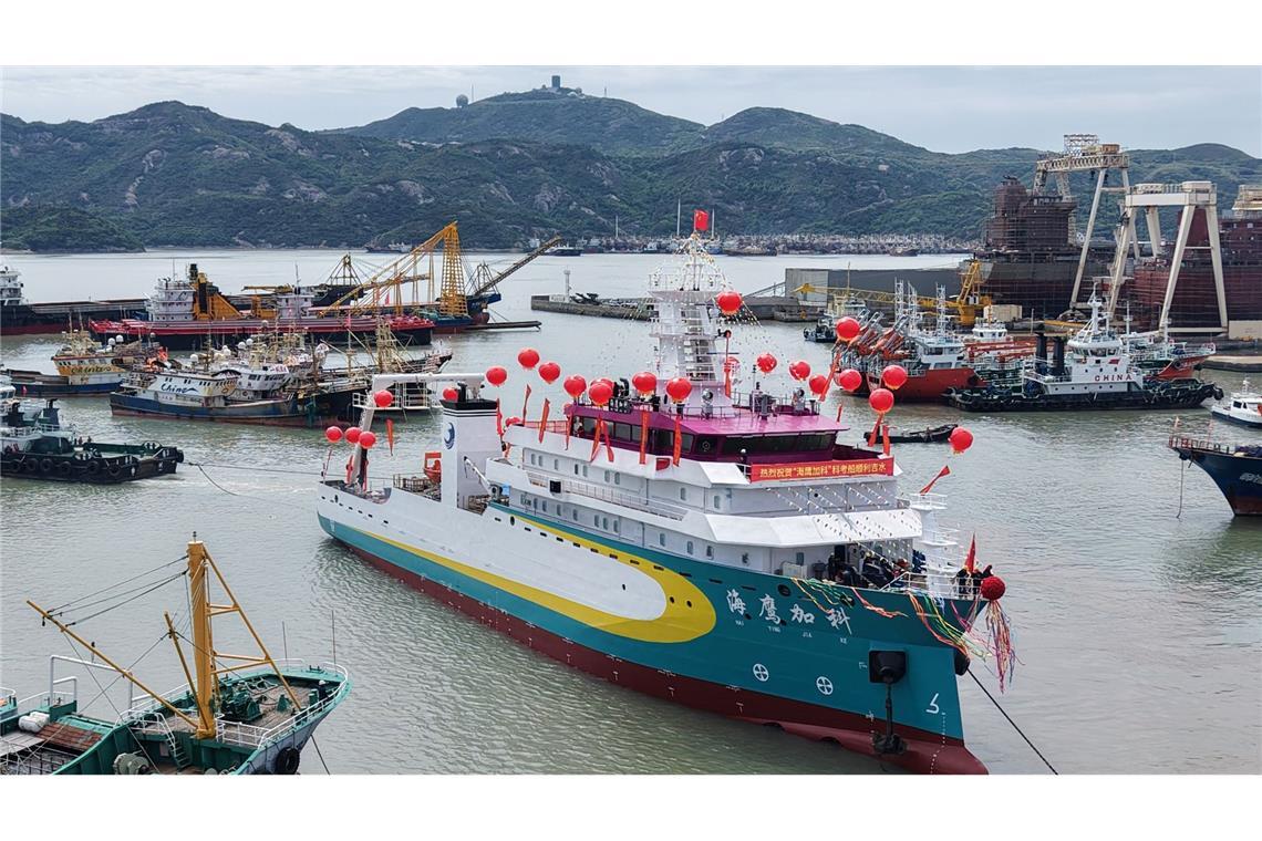 Das neue Forschungsschiff, die R/V Haiying Surveyor, wird bei einer Stapellaufzeremonie in Wenling zu Wasser gelassen.