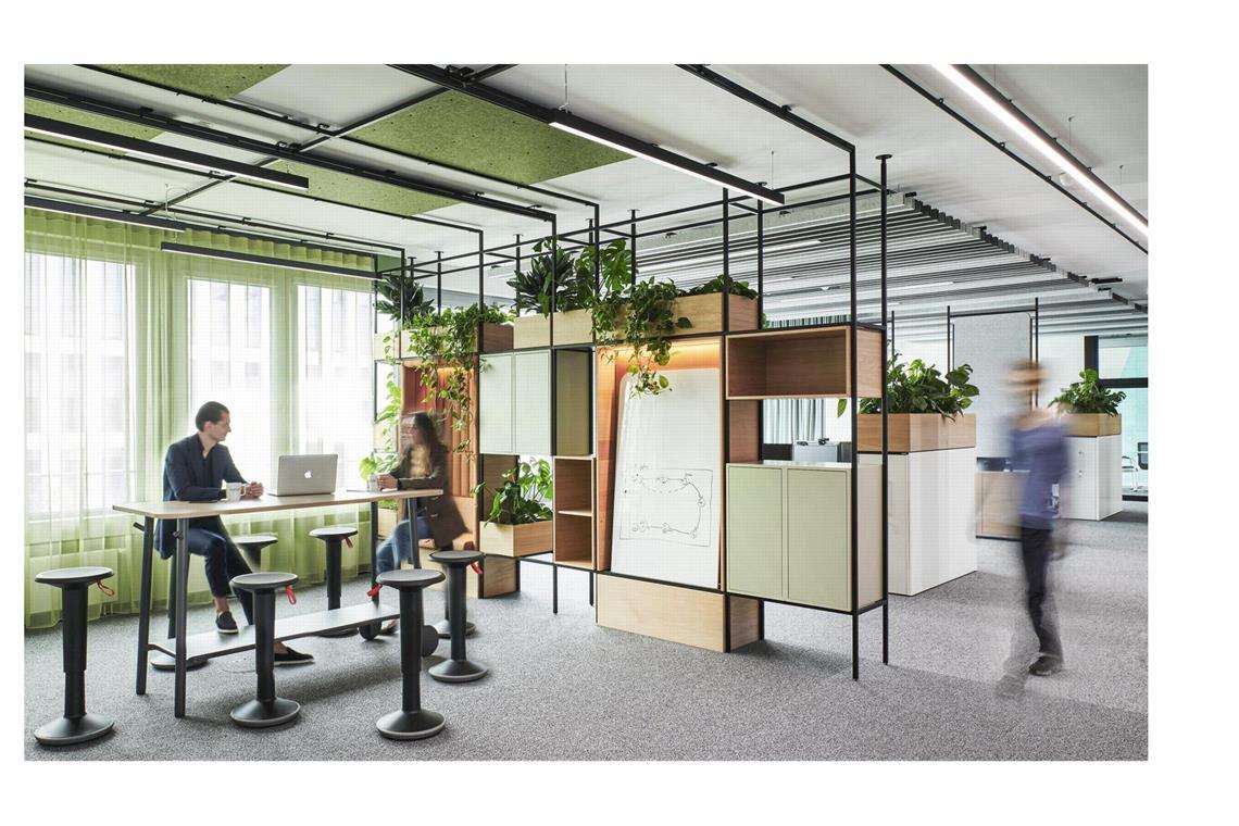 Das neue Headquarter der Allplan Deutschland GmbH in München. Drei Etagen mit 1900 Quadratmeter Bürofläche, gestaltet von Blocher Partners aus Stuttgart. Open Spaces erhielten leichte, teils begrünte Raumtrenner. Alternativ gibt es auch schallschluckende Vorhänge.