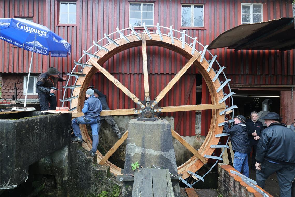 Das neue Mühlrad wird an der Hundsberger Sägmühle montiert und wieder in Betrieb genommen.Archiv: Gabriel Habermann