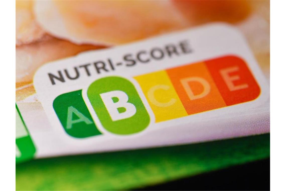 Das neue Nährwertlogo Nutri-Score will der weltgrößte Nahrungsmittelkonzern Nestlé auf ersten Tiefkühlpizzen nutzen. Foto: Patrick Pleul/zb/dpa