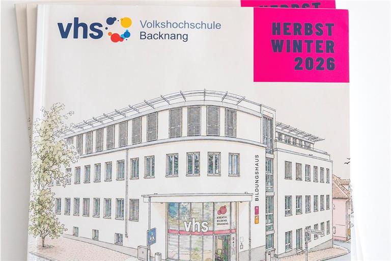 Das neue Programm ist da. Foto: VHS Backnang