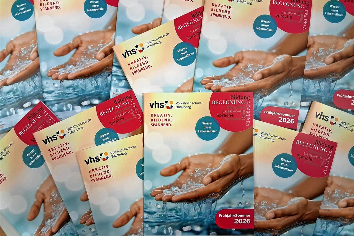 Das neue Programmheft liegt in den Rathäusern von Backnang und in den umliegenden Gemeinden, in Bibliotheken, Museen, Banken und vielen Geschäften kostenlos aus. Foto: VHS