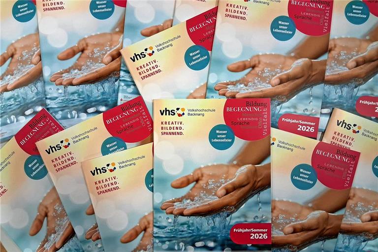 Das neue Programmheft liegt in den Rathäusern von Backnang und in den umliegenden Gemeinden, in Bibliotheken, Museen, Banken und vielen Geschäften kostenlos aus. Foto: VHS