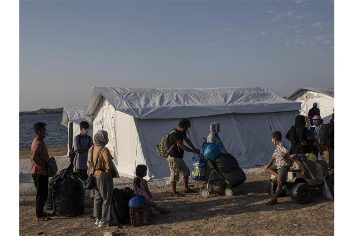 Das neue provisorische Camp in der Nähe von Mytilini. Das Flüchtlingslager Moria war am Mittwoch nach Unruhen und Brandstiftungen fast völlig abgebrannt. Über Nacht wurden dadurch rund 12.000 Menschen obdachlos. Foto: Petros Giannakouris/AP/dpa