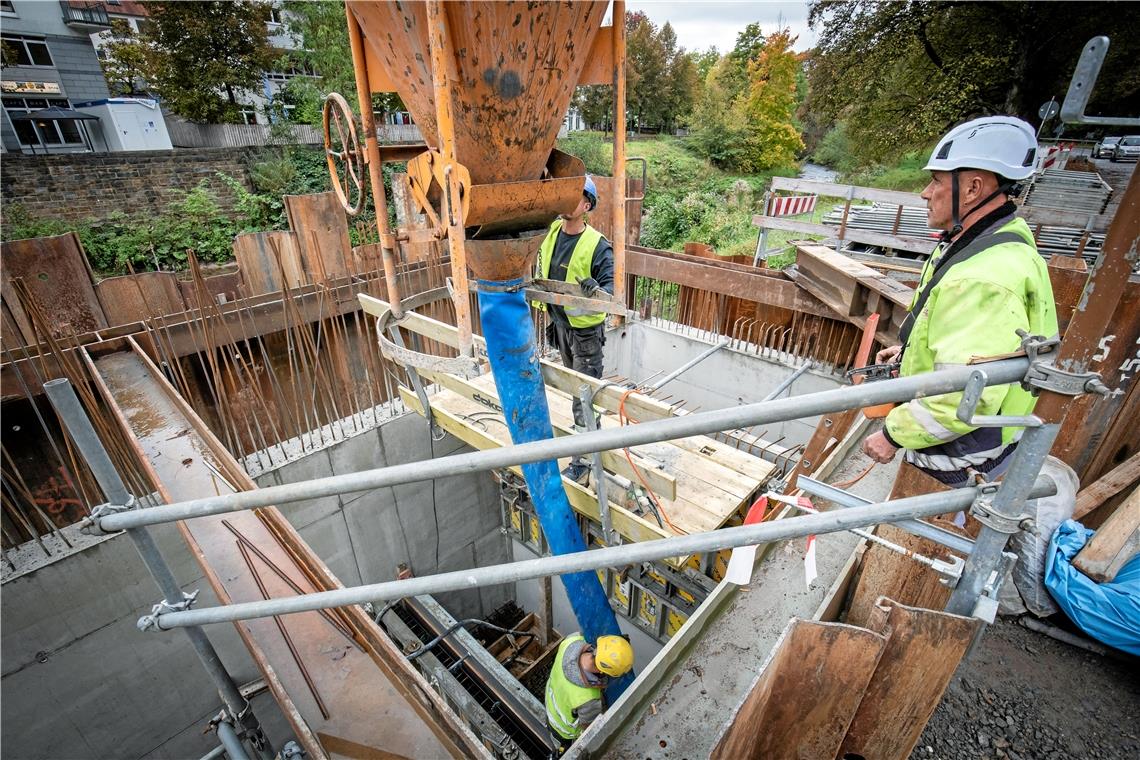 Das neue Pumpwerk wächst täglich ein Stück. Gestern wurden erneut Betonarbeiten erledigt.Foto: A. Becher