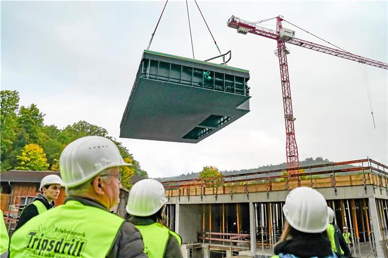 Das neue Schwimmbecken wird eingehoben. Foto: Tripsdrill