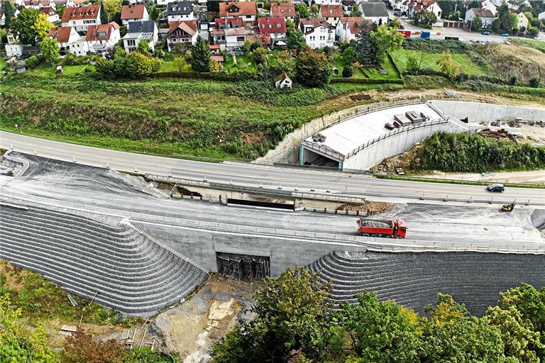 Das neue Straßenstück ist nur etwa 100 Meter lang. Wenn die Brücke abgerissen ist, kann mit dem Tunnelbau weitergemacht werden.Foto: Ulrich Maier