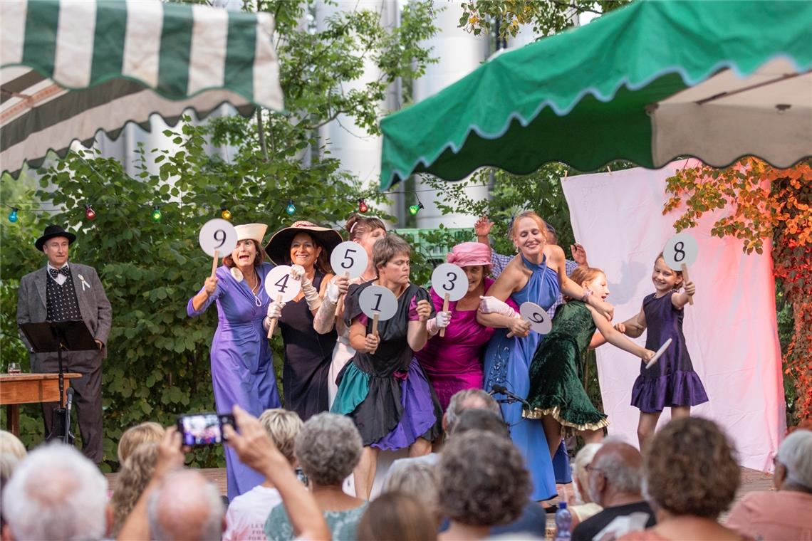 Theater Rietenau: Schwäbischer Humor im Stück „Hurra, wir leben!“ Das neue Stück des Theaters Rietenau spielt im Jahr 1949: Beim ersten großen Ball nach dem Krieg läuft nicht alles so, wie es soll. Doch das Finale ist versöhnlich. Fotos: Dietmar van der Linden
