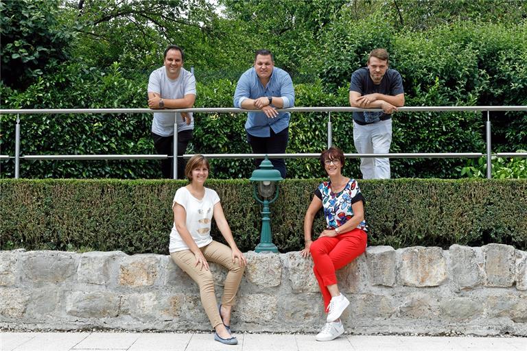 Das neue Team im Waldhorn (von links): Pächter Boris Pecirep und seine Frau Madlen (vorne), Küchenchef Alexander Hilt, Koch Konrad Demel und Restaurantchefin Sabine Müller-Ringelspacher.  Foto: J. Fiedler