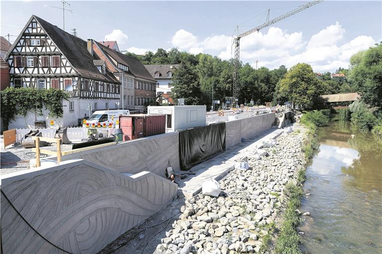 Das neue Tiefufer an der Talstraße nimmt Gestalt an. Künftig kann man über Treppen an den Stirnseiten zum Ufer der Murr spazieren. Foto: J. Fiedler