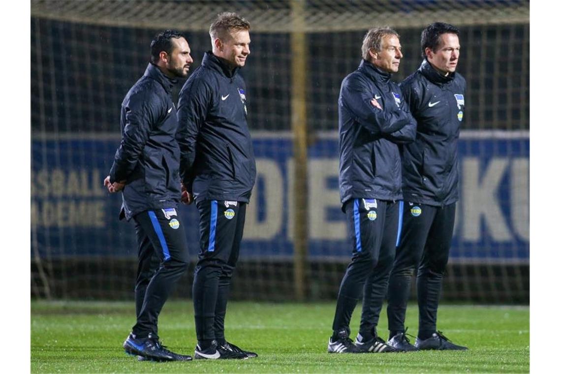 Das neue Trainerteam von Hertha BSC: Co-Trainer Alexander Nouri (l-r), Co-Trainer Markus Feldhoff, Trainer Jürgen Klinsmann und Athletiktrainer Henrik Kuchno. Foto: Andreas Gora/dpa