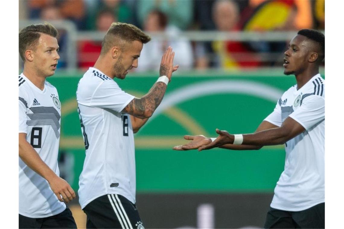 Erster Ernstfall für die neue U21: „Sind gut gewappnet“ Das neue U21-Team um Dennis Geiger, Niklas Dorsch und Makana Baku (l-r) will auch in Wales jubeln. Foto: Robert Michael