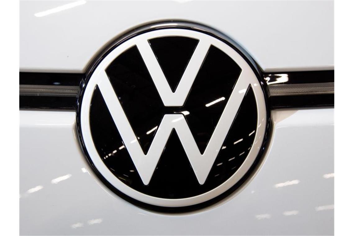 Das neue VW-Logo auf dem Elektroauto ID.3. Foto: Julian Stratenschulte/dpa