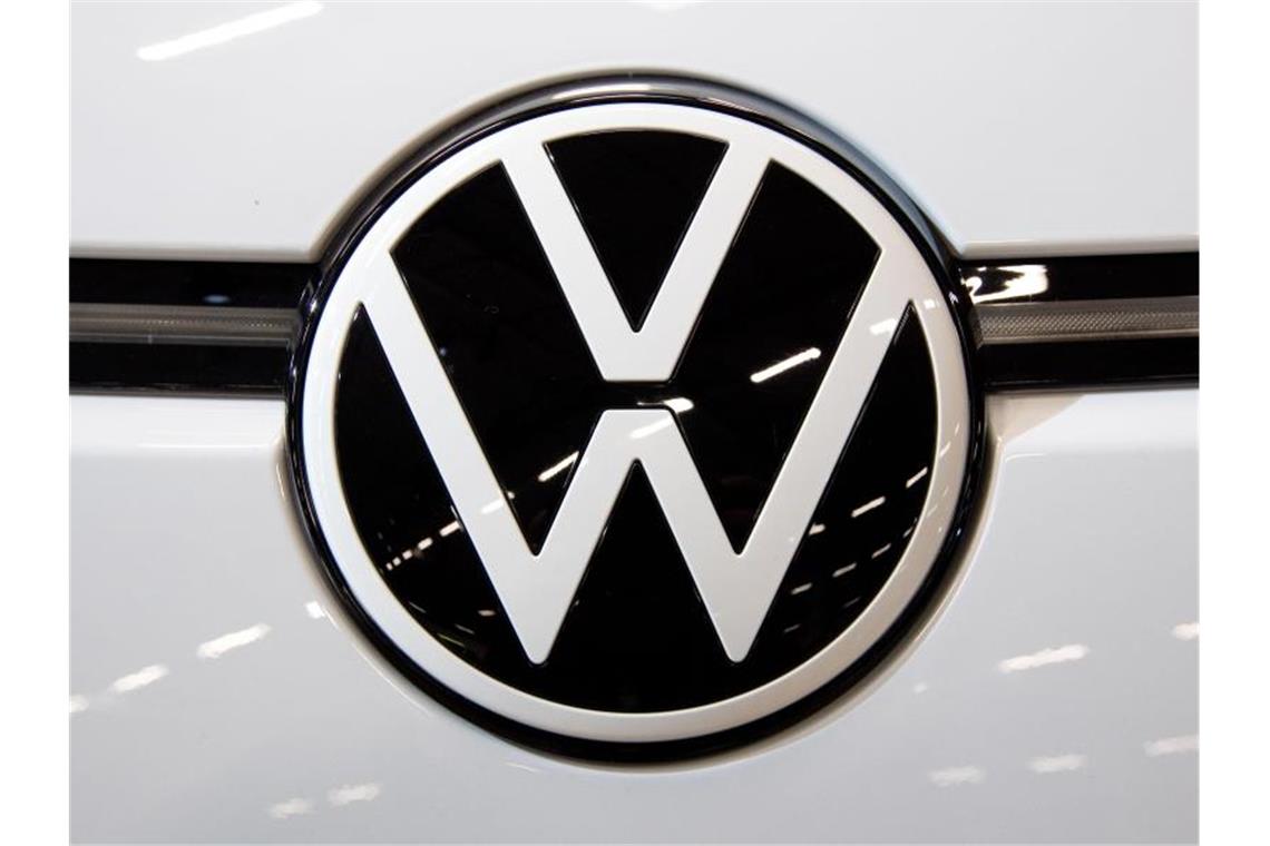 Das neue VW Logo. Gegen vier hohe ehemalige und amtierende Manager des Konzerns wurde Anklage erhoben. Foto: Julian Stratenschulte/dpa