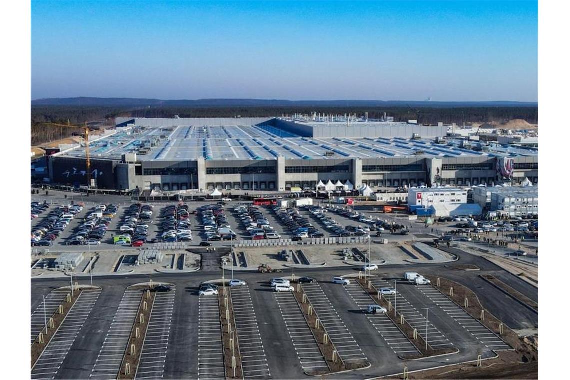 Tesla ist in Deutschland gestartet - Scholz sieht Signal Das neue Werk der Tesla-Fabrik Berlin Brandenburg (Luftaufnahme mit einer Drohne). Foto: Patrick Pleul/dpa-Zentralbild/dpa