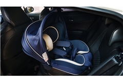 Das neugeborene Mädchen soll beim Aufprall aus seiner Babyschale gefallen sein (Symbolbild/Archiv).