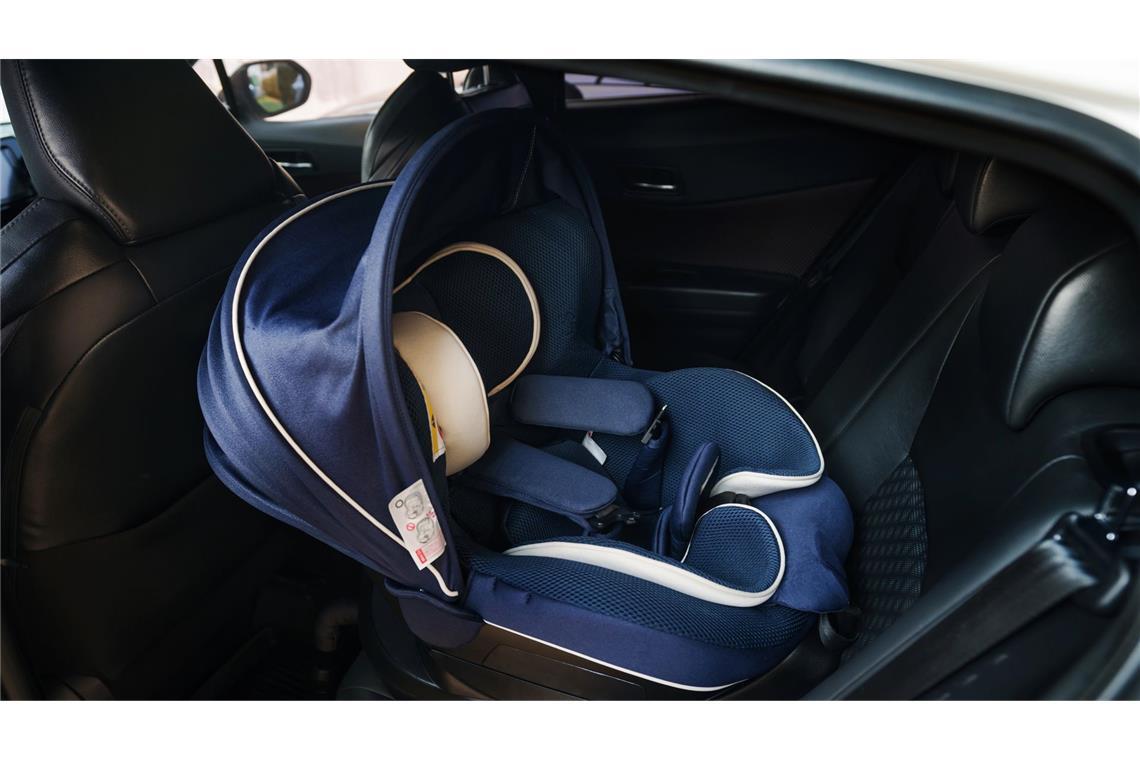 Vater überfährt Kind – Polizei ermittelt Das neugeborene Mädchen soll beim Aufprall aus seiner Babyschale gefallen sein (Symbolbild/Archiv).