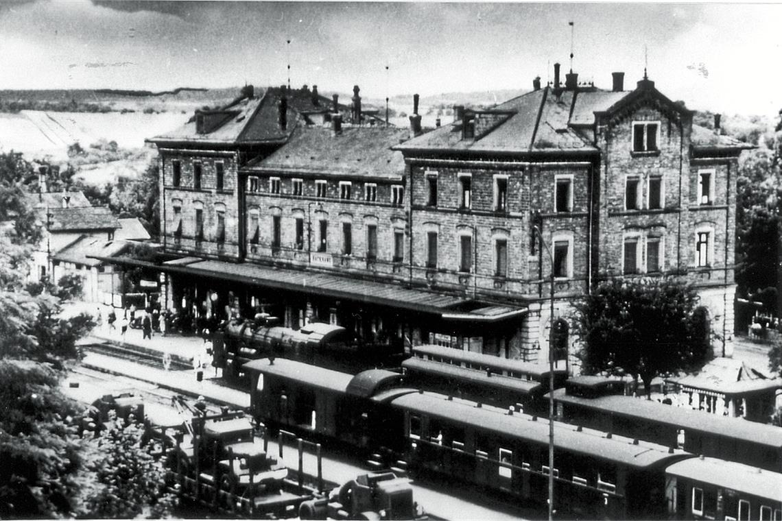 Bahnhöfe der Region gestern und heute Das nicht mehr existierende Backnanger Bahnhofsgebäude um 1950. Foto: Archiv