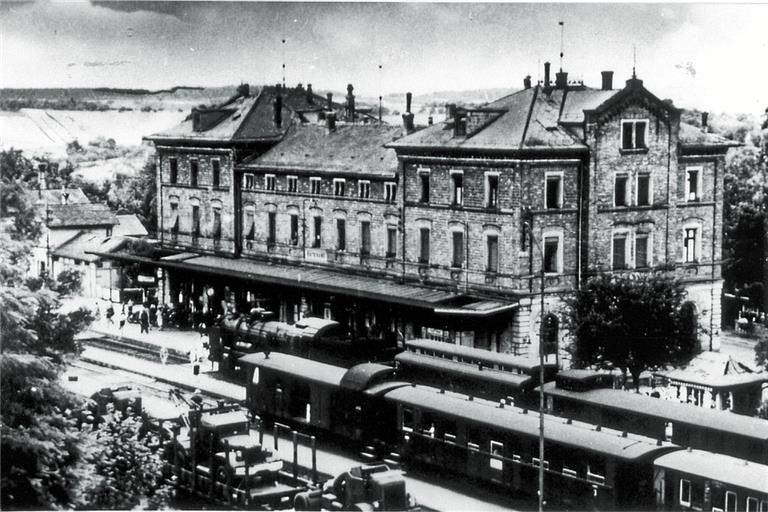 Das nicht mehr existierende Backnanger Bahnhofsgebäude um 1950. Foto: Archiv