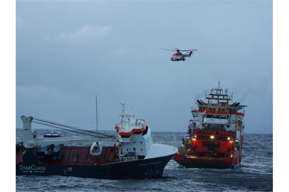 Das niederländische Frachtschiff „Eemslift Hendrika“ trieb ohne Besatzung vor Norwegen. Foto: Kystvakten/Kv Bergen/NTB/dpa