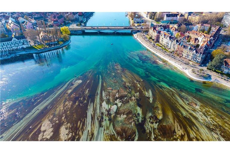 Das Niedrigwasser sorgt auch am Konstanzer Trichter, wo der Bodensee in den Seerhein abfließt, für ein Naturschauspiel.