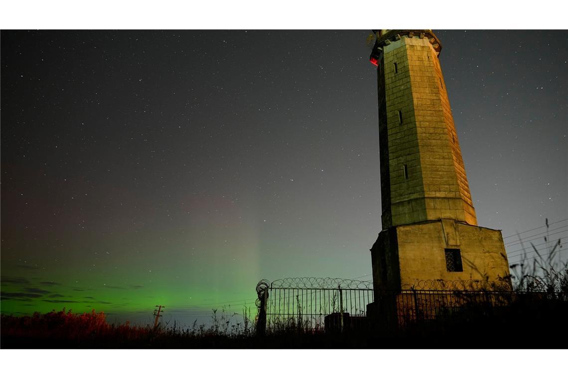 Das Nordlicht, auch bekannt als Aurora Borealis, ist am Nachthimmel in der Nähe des Großen Wolga-Leuchtturms am Ufer des Moskauer Kanals zu sehen.