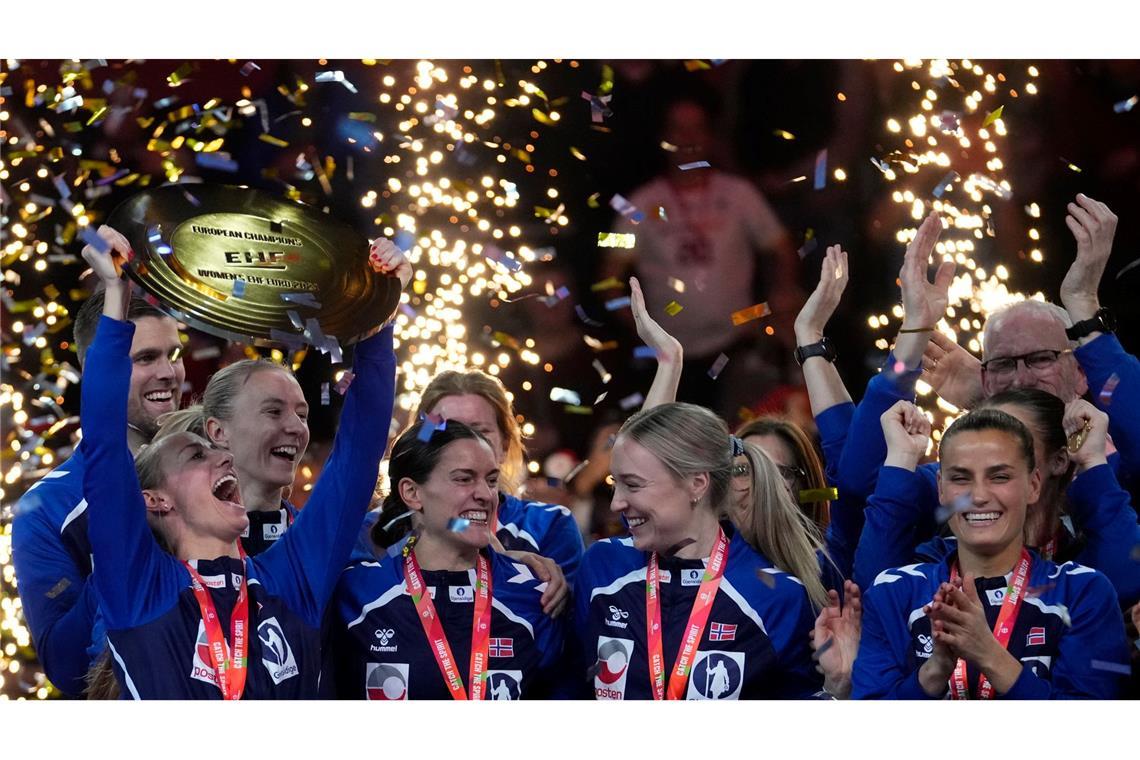 Bilder des Tages Das norwegische Team feiert den Sieg der Handball Frauen-Europameisterschaft in Wien.