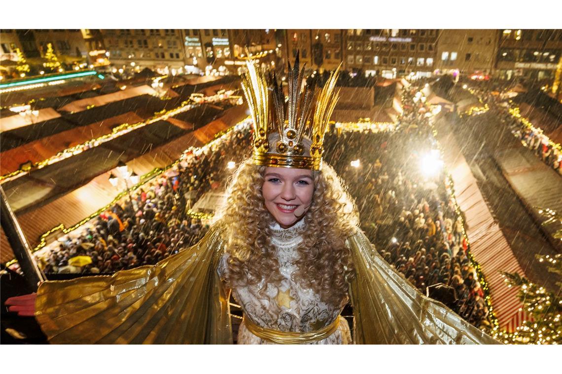 Nürnberger Christkindlesmarkt ist eröffnet Das Nürnberger Christkind, Nelli Lunkenheimer, auf der Kirchenempore. (Archivbild)