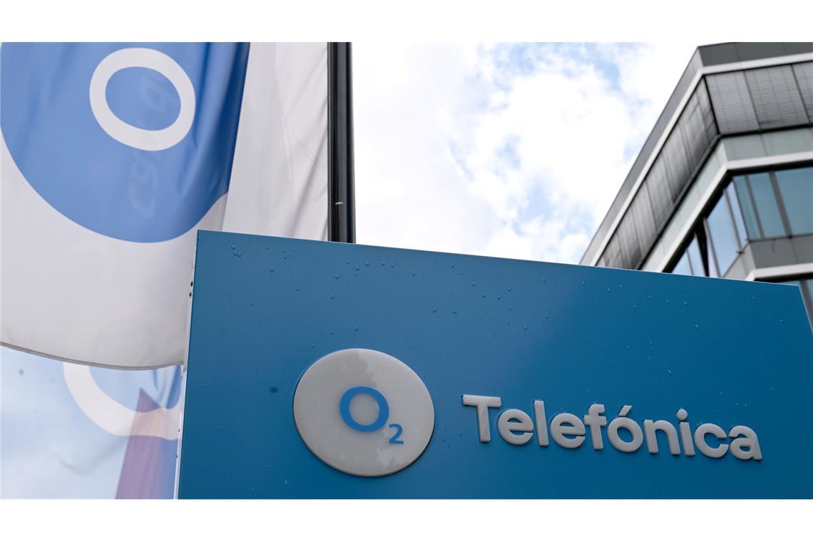 Das O2-Logo samt Fahnen ist vor dem Düsseldorfer Standort der Firma zu sehen - früher war in dem Gebäude die E-Plus-Zentrale, 2014 schluckte O2 den Wettbewerber.
