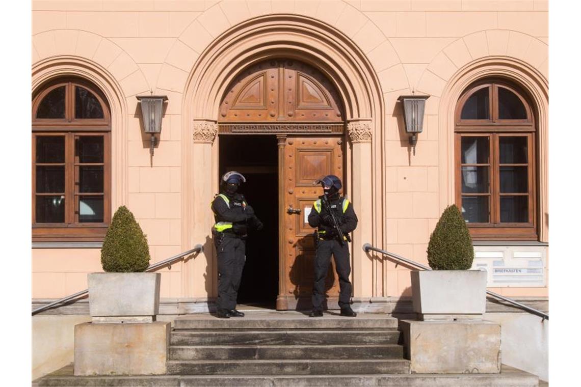 Das Oberlandesgericht Celle hat A. Walaa, den mutmaßlichen Deutschland-Chef der Terrormiliz Islamischer Staat (IS), zu zehneinhalb Jahren Haft verurteilt. Foto: Julian Stratenschulte/dpa