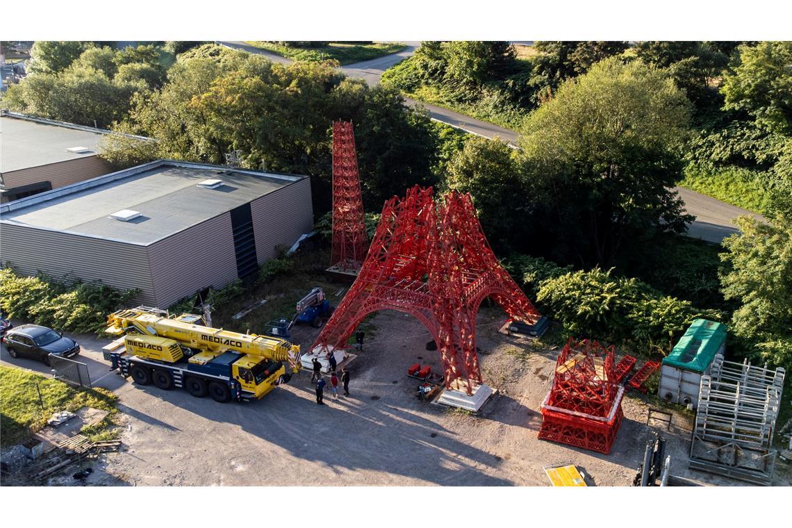 Eiffelturm im Kleinformat bald mitten im Elsass Das Oberteil und das untere Element des Eiffelturm-Nachbaus wurden mit einem Kran aufeinandergesetzt.