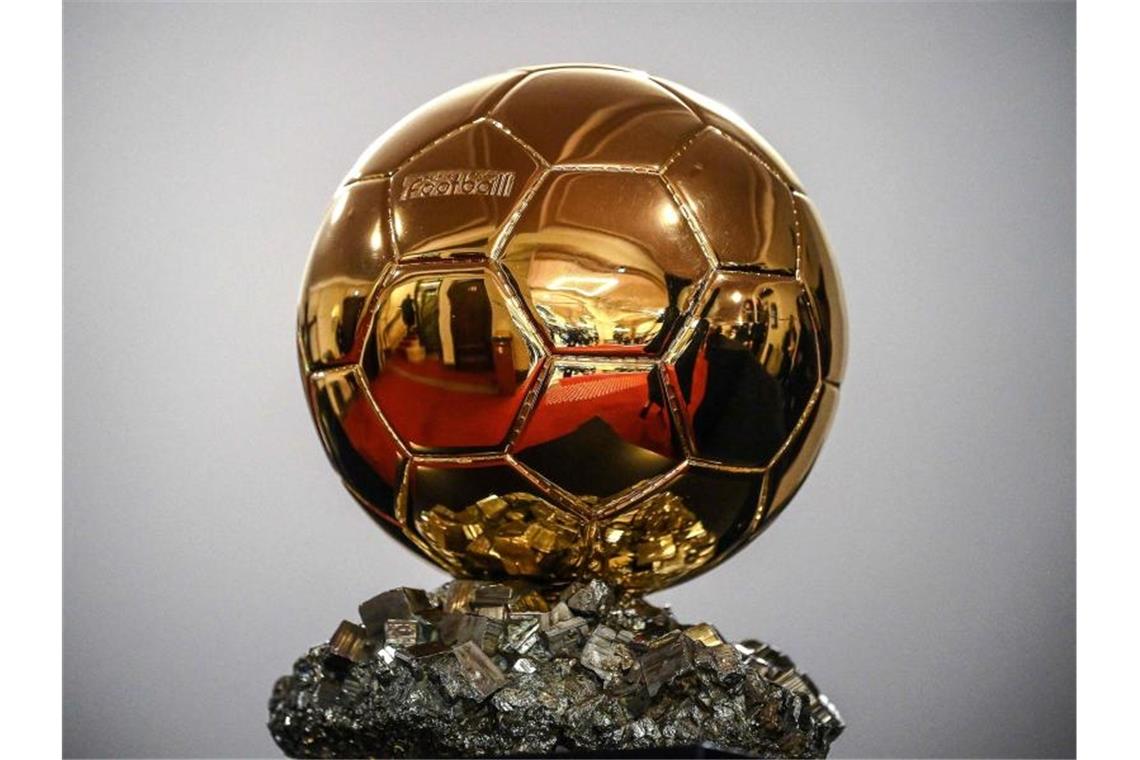 Das Objekt der Begierde: Der prestigeträchtige Ballon d'Or. Foto: Franck Fife/AFP/dpa