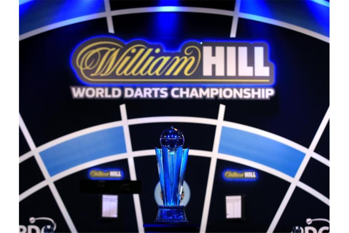 Price gewinnt Darts-WM: Nach Finalsieg auch Nummer eins Das Objekt der Begierde: Die Sid Waddell Trophäe. Foto: Adam Davy/PA Wire/dpa