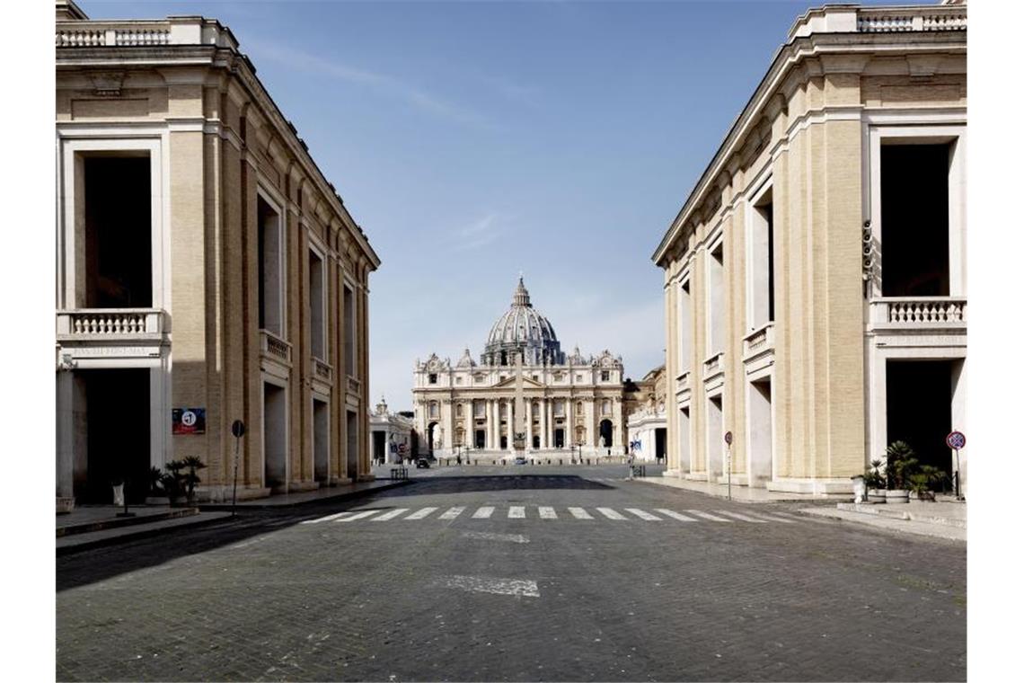 Italien: Vorsichtige Hoffnung in Zeiten von Corona Das öffentliche Leben im Stillstand: In Rom ist keiner mehr auf der Straße. Foto: Matteo Trevisan/ZUMA Wire/dpa