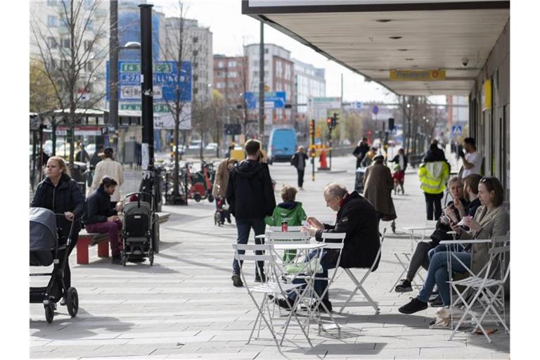 Das öffentliche Leben in Schweden - hier eine Aufnahme aus Stockholm vom 20. April - war und ist vergleichsweise wenig eingeschränkt. Foto: Ali Lorestani/TT News Agency/AP/dpa