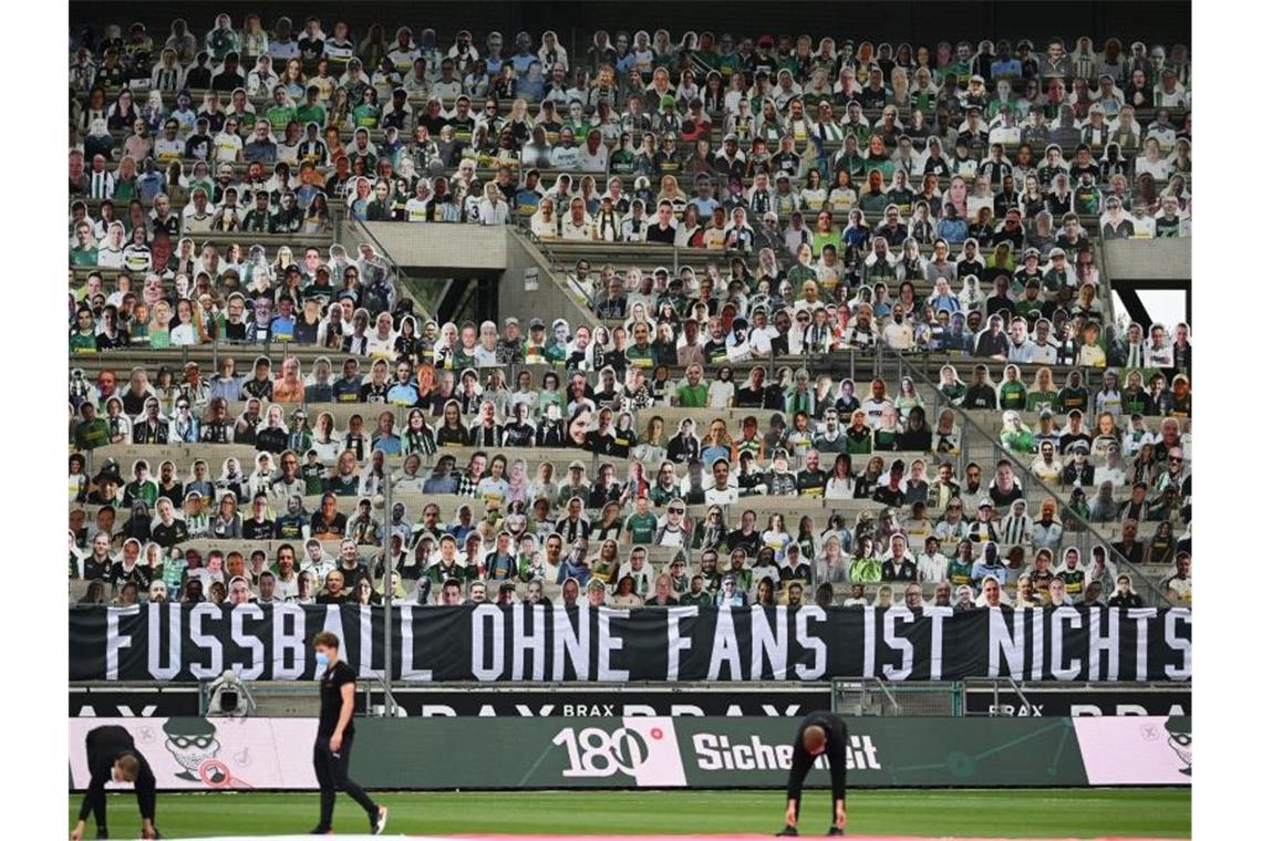 Das öffentliche Meinungsbild zur Rückkehr von Fußball-Fans in die Bundesliga-Stadien ist gespalten. Foto: Federico Gambarini/dpa-Pool/dpa