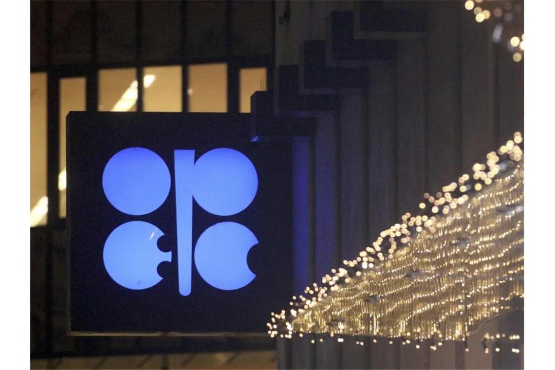 Das Ölkartells Opec berät über eine Verlängerung der vereinbarten Förderkürzungen. Foto: Ronald Zak/AP/dpa
