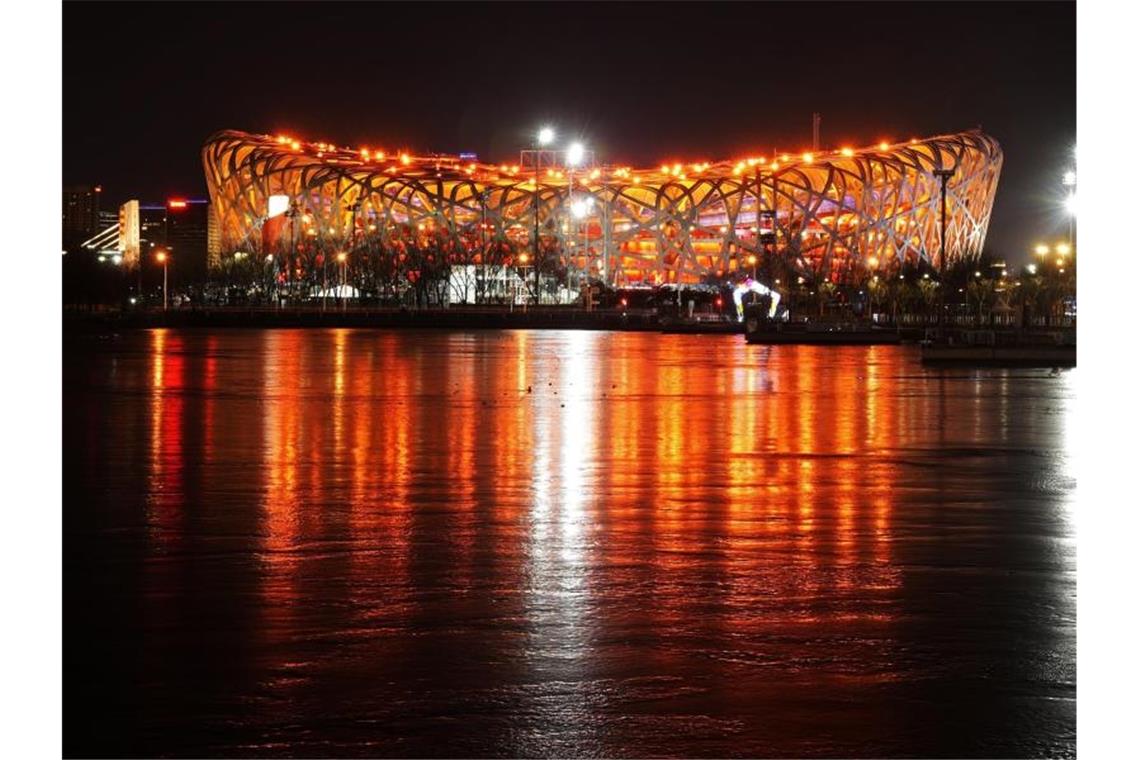 Olympia bei schwierigen Gastgebern: Winterspiele eröffnet Das Olympiastadion wird zur Eröffnungsfeier festlich beleuchtet. Foto: Mark Schiefelbein/AP/dpa