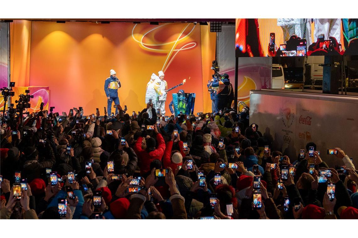 Das olympische Feuer ist in Cortina angekommen.