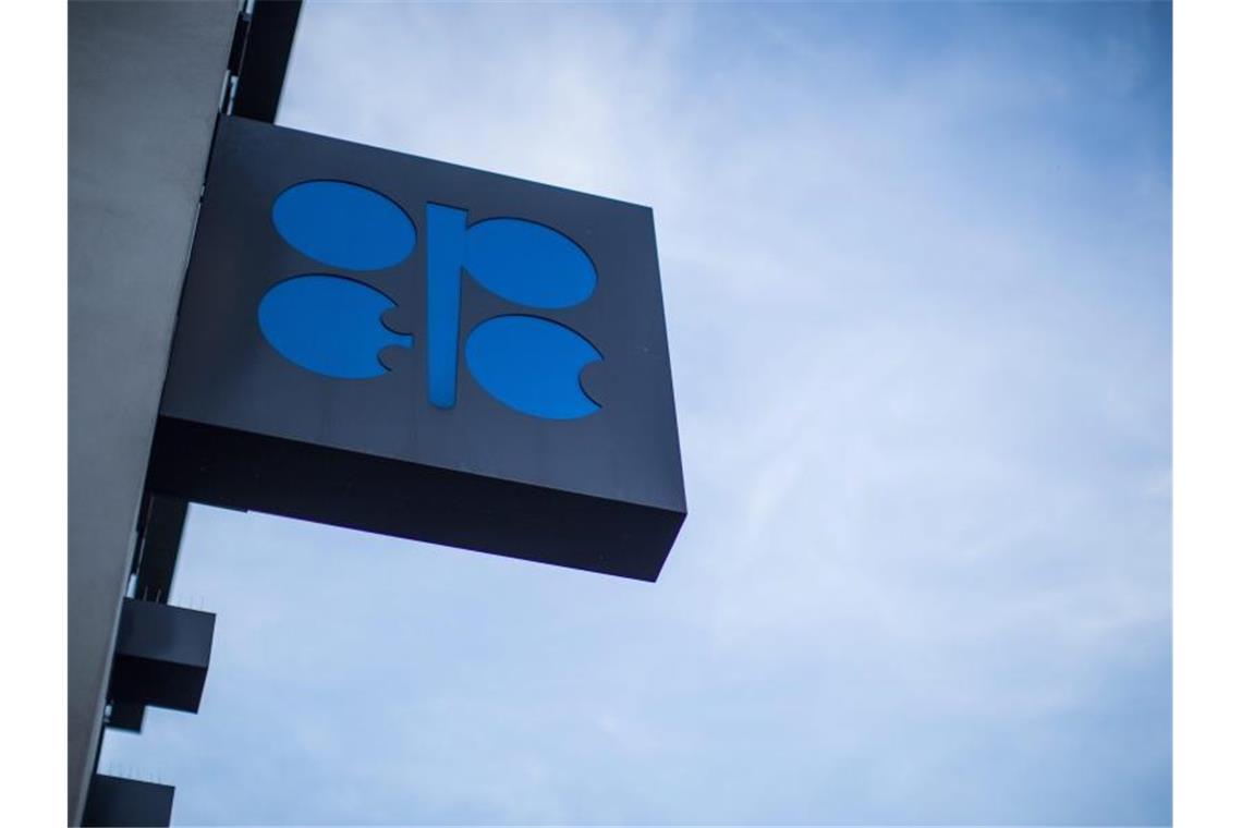 Ölpreise geben weiter nach - Verlustreiche Woche Das OPEC-Logo am Sitz der Organisation Erdöl-exportierender Länder in Wien. Foto: Lisi Niesner/epa/dpa