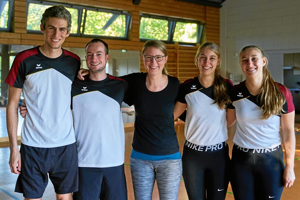 Rope-Skipping: Hohes Tempo, viel Erfolg und reichlich Spaß Das Open-Team mit Daniel Stannard (von links), Julian Kilgus, Maria und Alicia Maier holte sich dieses Jahr das dritte EM-Gold, worauf Trainerin Ines Knauer (Mitte) mächtig stolz ist. Foto: Eric Halbherr